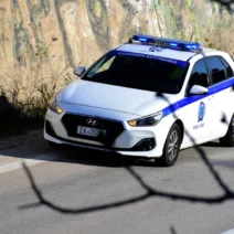 Περιπολικό της Ελληνικής Αστυνομίας με αναμμένους φάρους, σταματη…