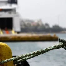 Πάτρα: Συνελήφθη ένας Γάλλος για φορτηγό που έφυγε από το λιμάνι με πολεμικό υλικό για Ιταλία 3 Πλοίο δεμένο στο λιμάνι της Πάτρας, με σχοινί πρόσδεσης σε κίτρινη …