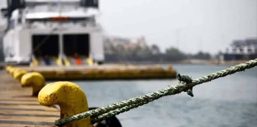 Πλοίο δεμένο στο λιμάνι της Πάτρας, με σχοινί πρόσδεσης σε κίτρινη …