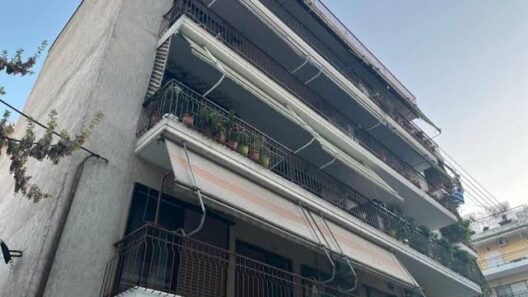 Χαλκίδα: Έχασε τη μάχη για τη ζωή ο ηλικιωμένος που έπεσε από πολυκατοικία