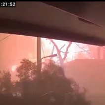 Η στιγμή που η φωτιά εισβάλλει στο Πόρτο Γερμενό