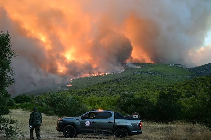 Δραματικές ώρες στο Πόρτο Γερμενό: Η φωτιά κυκλώνει Αγία Παρασκευή, Άγιο Νεκτάριο και Μύτικα