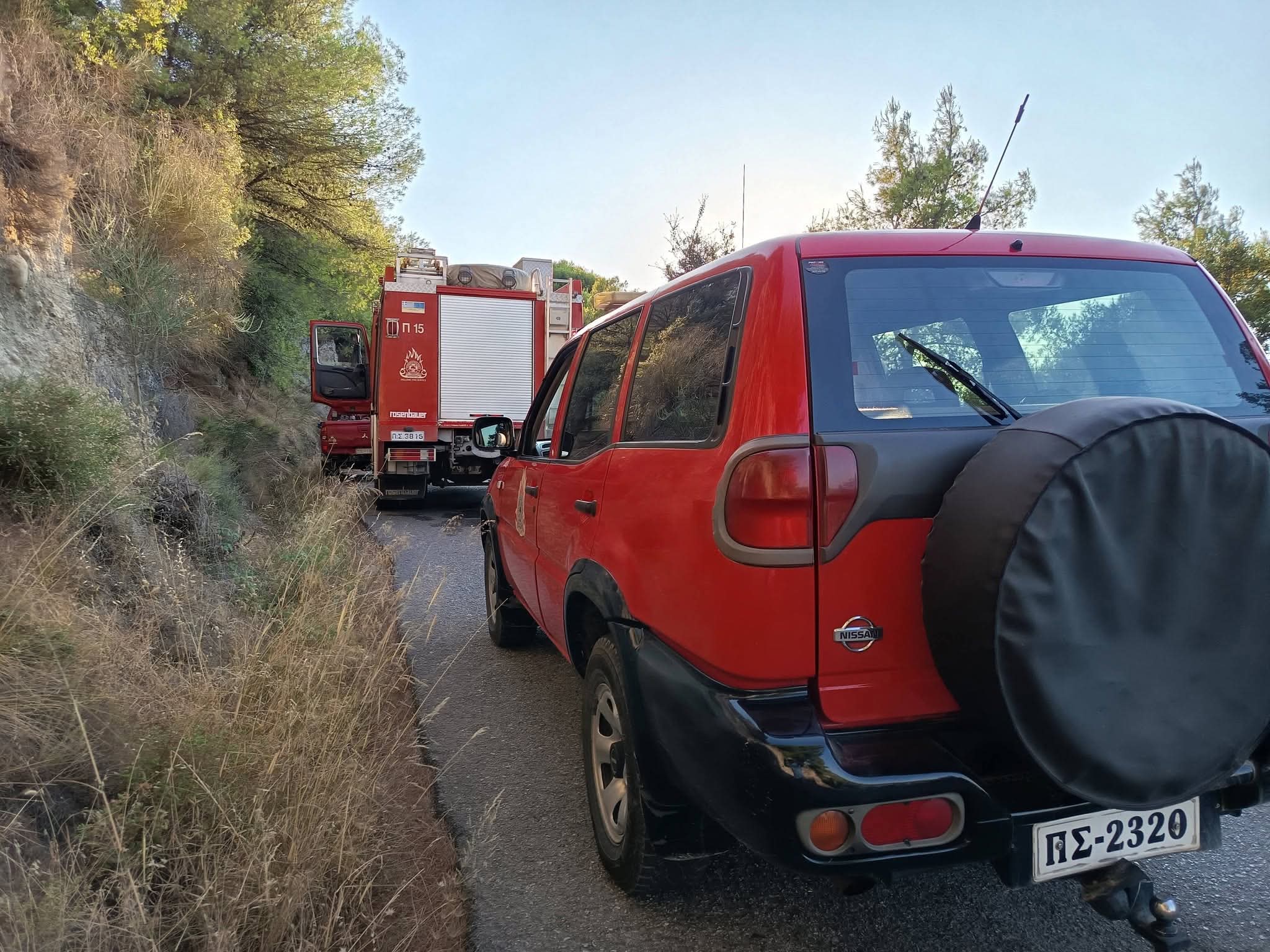 Αχαΐα: Νεκρός σε φωτιά στα Μοιραίικα - Αγωνιώδεις προσπάθειες πυροσβεστών σε σπίτι ΦΩΤΟ
