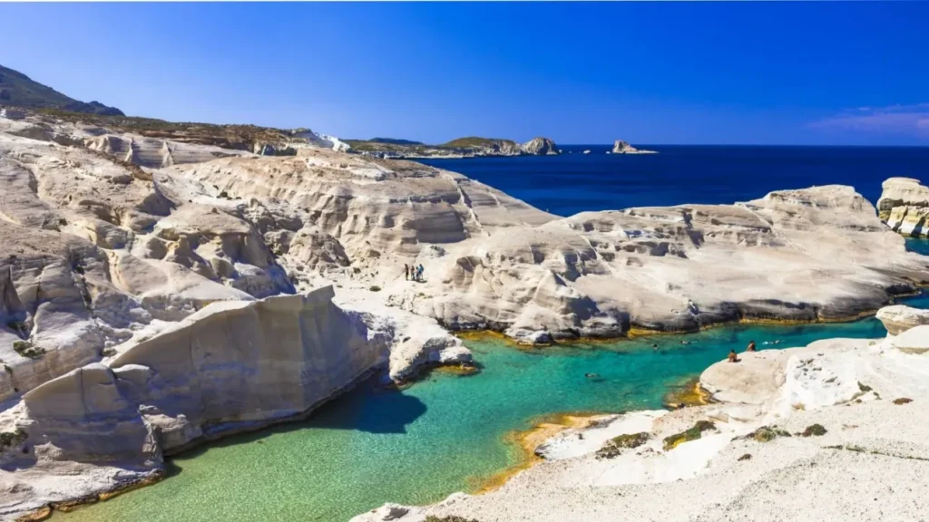 Η παραλία Σαρακήνικο στη Μήλο με λευκά ηφαιστειακά πετρώματα και κ…