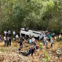Τουρκία: Νεκροί από πτώση μίνι λεωφορείου σε χαράδρα 1 Τουρκία: Νεκροί από πτώση μίνι λεωφορείου σε χαράδρα