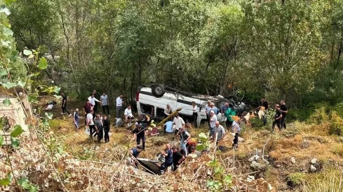 Τουρκία: Νεκροί από πτώση μίνι λεωφορείου σε χαράδρα 10 Τουρκία: Νεκροί από πτώση μίνι λεωφορείου σε χαράδρα