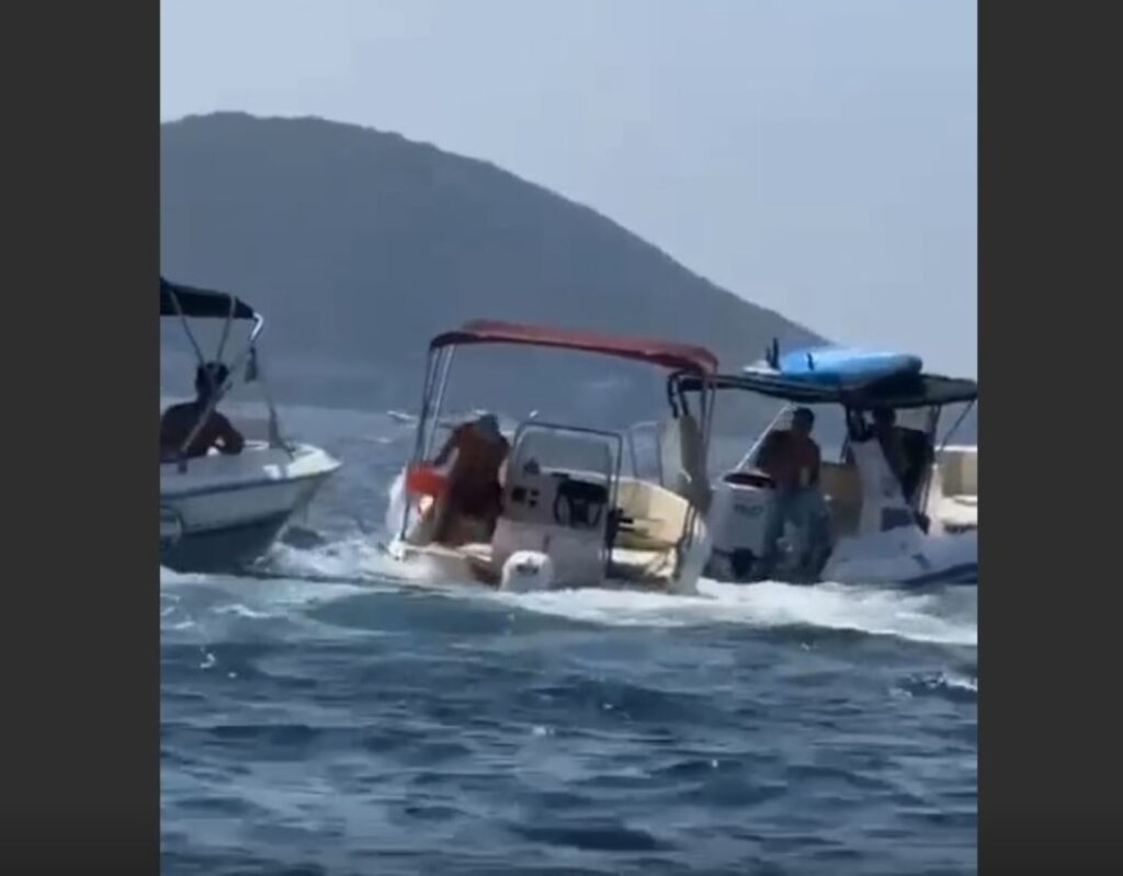 Κέρκυρα: Έβγαζαν τα νερά με κουβάδες από σκάφος – Παρέμβαση Βάλλη ΒΙΝΤΕΟ