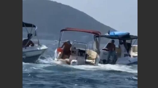 Κέρκυρα: Έβγαζαν τα νερά με κουβάδες από σκάφος – Παρέμβαση Βάλλη ΒΙΝΤΕΟ