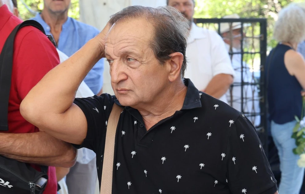 Συγκίνηση στο τελευταίο «αντίο» στον Νίκο Καλογερόπουλο ΦΩΤΟ 10 Συγκίνηση στο τελευταίο «αντίο» στον Νίκο Καλογερόπουλο ΦΩΤΟ