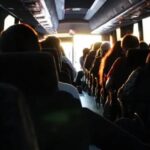 Σχολικές εκδρομές: Τι αλλάζει σε μετακινήσεις, ασφάλεια και χρήση κινητών