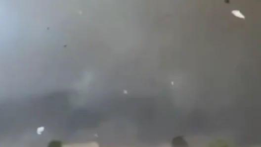 Τροπική καταιγίδα με ανεμοστρόβιλο πάνω από χωριό στη Γαλλία