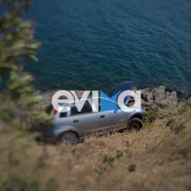 Χαλκίδα: Αυτοκίνητο κατέληξε στα βράχια ΦΩΤΟ