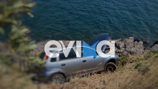 Χαλκίδα: Αυτοκίνητο κατέληξε στα βράχια ΦΩΤΟ