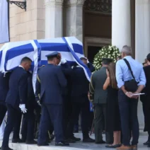 Αθήνα: Τελευταίο «αντίο» στον Γιάννη Βαρβιτσιώτη της ΝΔ ΒΙΝΤΕΟ-ΦΩΤΟ 1 Αθήνα: Τελευταίο «αντίο» στον Γιάννη Βαρβιτσιώτη της ΝΔ ΒΙΝΤΕΟ-ΦΩΤΟ