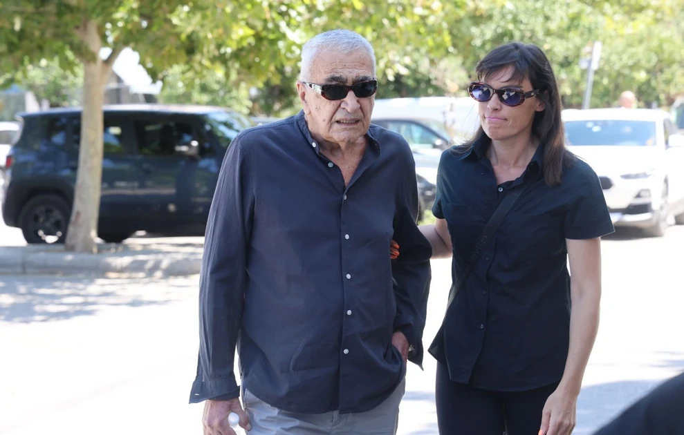 Συγκίνηση στο τελευταίο «αντίο» στον Νίκο Καλογερόπουλο ΦΩΤΟ 9 Συγκίνηση στο τελευταίο «αντίο» στον Νίκο Καλογερόπουλο ΦΩΤΟ