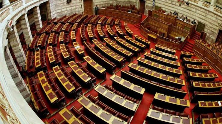 Βουλή: Ξεκινούν ξανά οι εργασίες – Στο επίκεντρο πυρκαγιές και Σύνταγμα