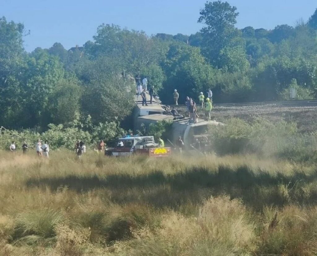 Αγγλία: Εκτροχιάστηκε τρένο γεμάτο επιβάτες - Ανατράπηκαν δυο βαγόνια ΦΩΤΟ