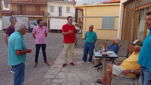 Αχαΐα: Συνεχίζει τις περιοδείες ο Σπ. Σκιαδαρέσης ΦΩΤΟ 12 Ο Σπ. Σκιαδαρέσης, με κόκκινο μπλουζάκι, συνομιλεί με κατοίκους της…
