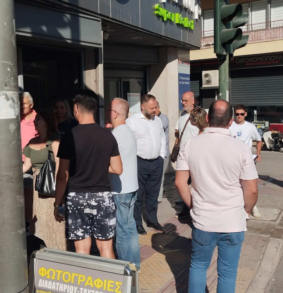 Πάτρα: Στην ουρά για διαβατήρια ο βουλευτής Αχαΐας της ΝΙΚΗΣ Σπύρος Τσιρώνης ΦΩΤΟ