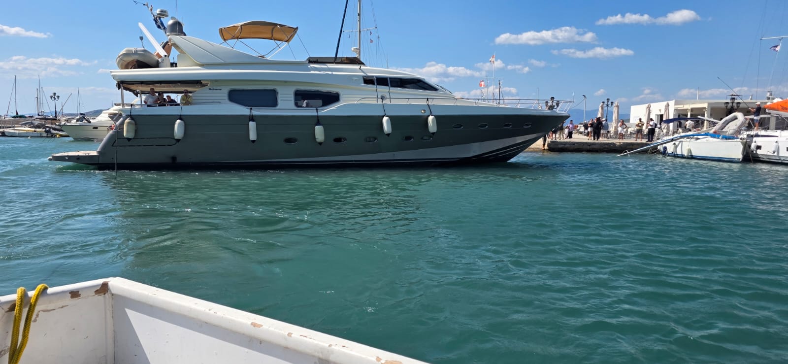Αίγινα: Σύγκρουση θαλαμηγού στο λιμάνι - Βάλλης: «Καμία περιθώριο εφησυχασμού» ΦΩΤΟ