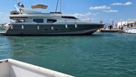 Αίγινα: Σύγκρουση θαλαμηγού στο λιμάνι - Βάλλης: «Καμία περιθώριο εφησυχασμού» ΦΩΤΟ