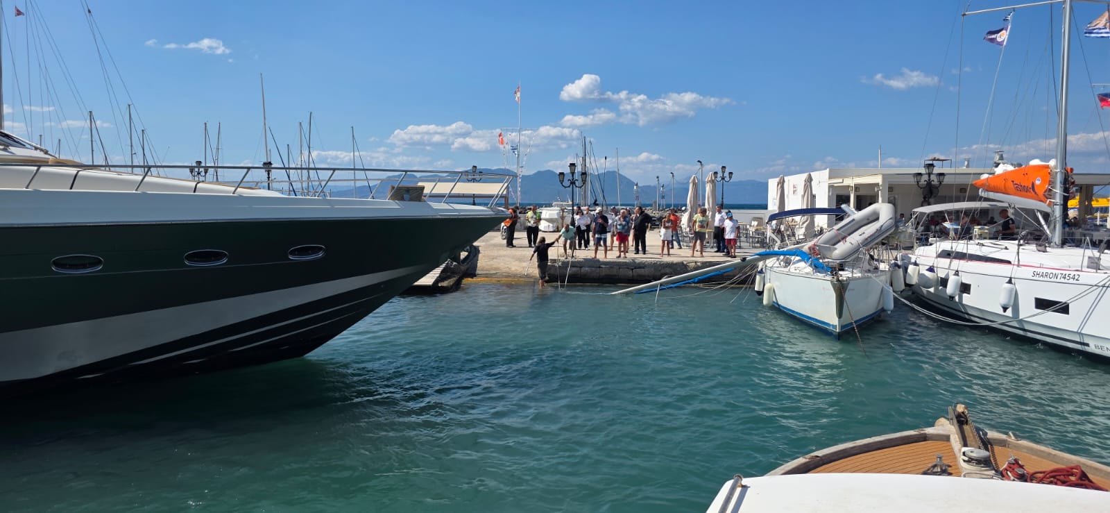 Αίγινα: Σύγκρουση θαλαμηγού στο λιμάνι - Βάλλης: «Καμία περιθώριο εφησυχασμού» ΦΩΤΟ