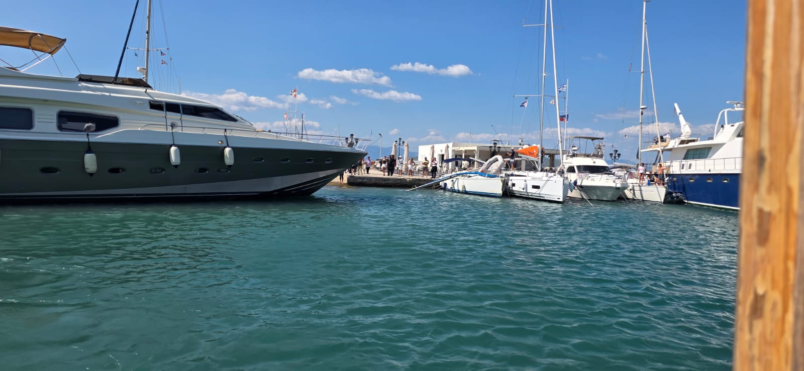 Αίγινα: Σύγκρουση θαλαμηγού στο λιμάνι - Βάλλης: «Καμία περιθώριο εφησυχασμού» ΦΩΤΟ