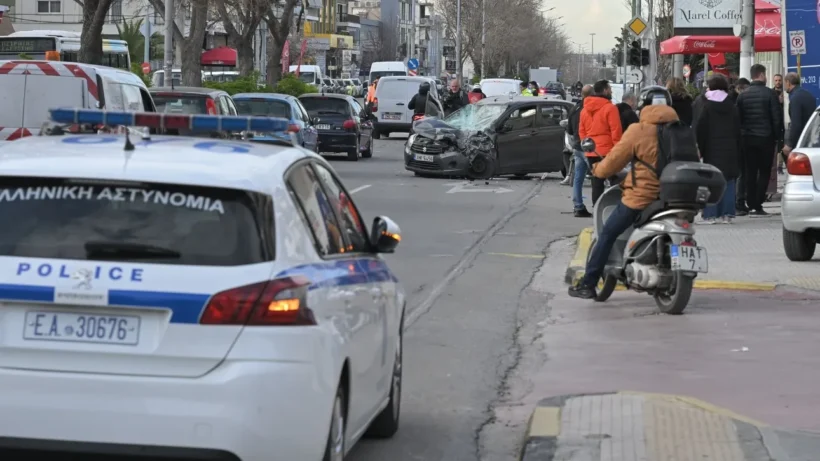 Χανιά: Τζιπ παρέσυρε σταθμευμένα αυτοκίνητα – Ένα «κρεμάστηκε» στο κενό ΦΩΤΟ