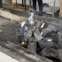 Κληματόβεργες, ελιά και θυμάρι: το άρωμα που δίνει ο τόπος στο ψητό 2 Κληματόβεργες, ελιά και θυμάρι: το άρωμα που δίνει ο τόπος στο ψητό