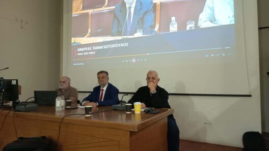 Φωτογραφία του Ανδρέα Παναγιωτόπουλου στην Αχαΐα, όπου ανακοινώνε…