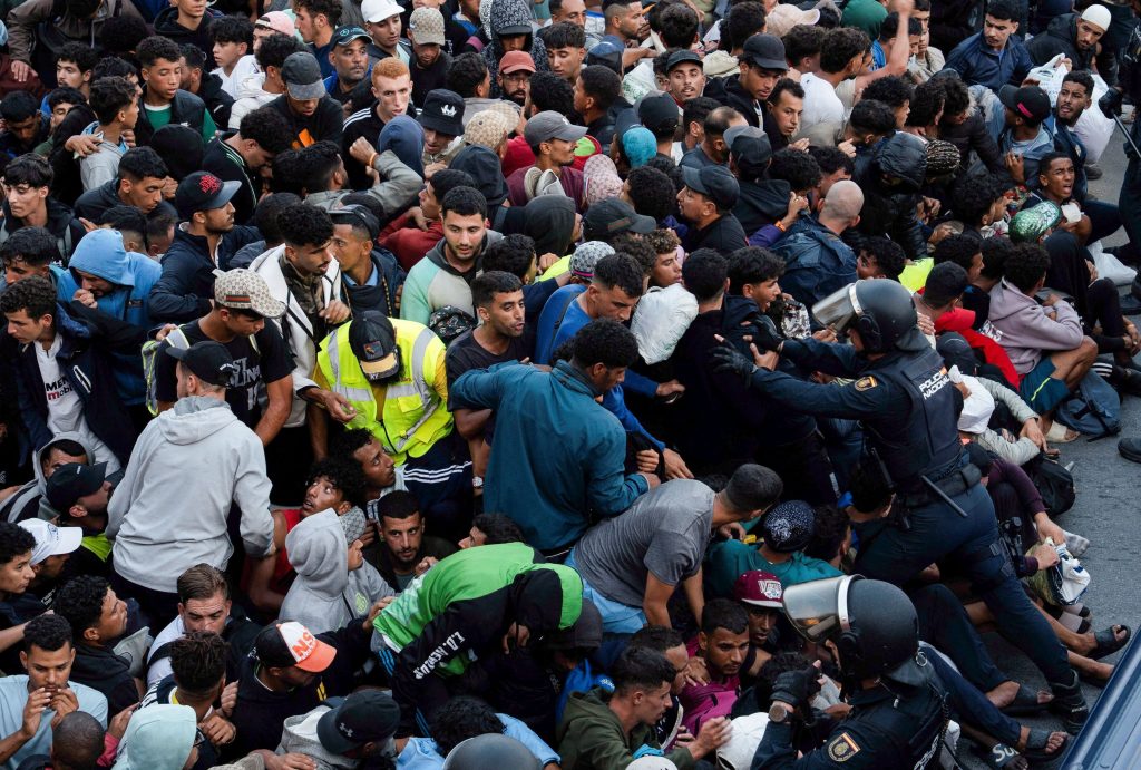 Ένταση στη Θέουτα: Χιλιάδες μετανάστες αναζητούν θέση στον νέο χώρο φιλοξενίας