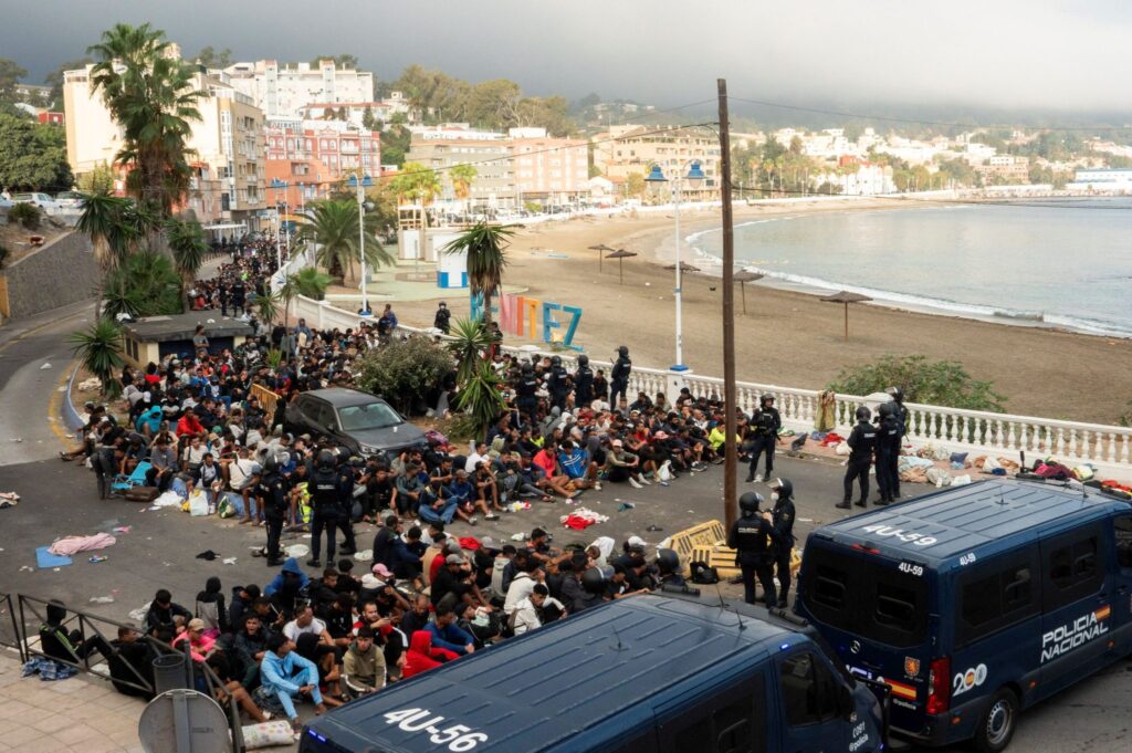Ένταση στη Θέουτα: Χιλιάδες μετανάστες αναζητούν θέση στον νέο χώρο φιλοξενίας
