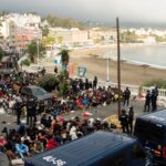 Ένταση στη Θέουτα: Χιλιάδες μετανάστες αναζητούν θέση στον νέο χώρο φιλοξενίας