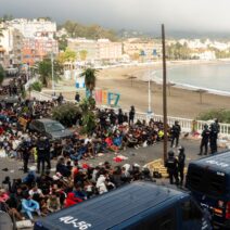 Ένταση στη Θέουτα: Χιλιάδες μετανάστες αναζητούν θέση στον νέο χώρο φιλοξενίας