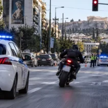 Δεν σταμάτησε σε σήμα της Αστυνομίας και του ήρθε λογαριασμός 5.975 ευρώ 1 Αστυνομικό όχημα με φάρο, μοτοσικλετιστής και τροχονόμοι σε δρόμο …