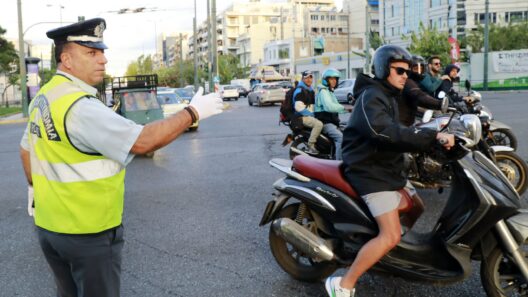Οδηγοί στην Αχαΐα εργάζονται χωρίς κράνη