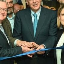 Τρεις άνθρωποι, δύο άνδρες και μία γυναίκα, κόβουν μια μπλε κορδέλα…