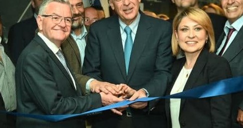 Τρεις άνθρωποι, δύο άνδρες και μία γυναίκα, κόβουν μια μπλε κορδέλα…