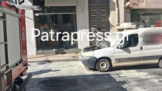 Πάτρα: Φούντωσε αυτοκίνητο στο κέντρο προκαλώντας μποτιλιάρισμα ΦΩΤΟ