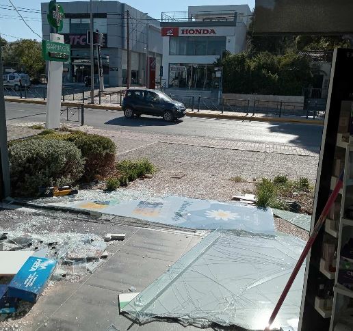 Αυτοκίνητο κατέληξε μέσα σε φαρμακείο στη Νέα Μάκρη ΦΩΤΟ - ΒΙΝΤΕΟ