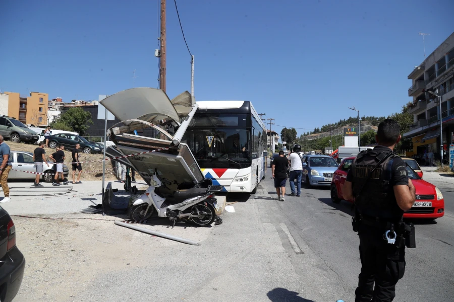 Θεσσαλονίκη: Στο νοσοκομείο 60χρονη μετά το ατύχημα με τα λεωφορεία ΦΩΤΟ - BINTEO