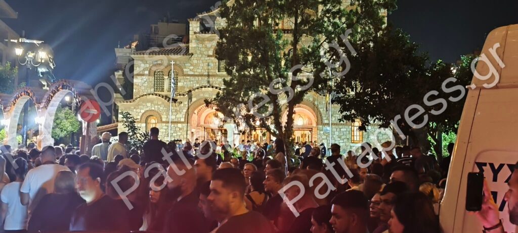Μαζωνάκης: «Ράγισαν» καρδιές στην κηδεία του - Το «αντίο» από πλήθος κόσμου και καλλιτέχνες ΦΩΤΟ