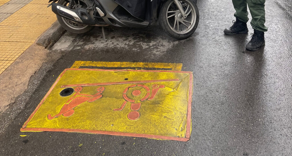 Στάση αισθητήρων κυκλοφορίας σε οδικό τμήμα με οχήματα