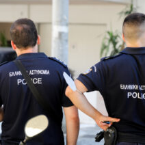 Πάτρα: Άνδρας απειλεί να πέσει από ταράτσα 2 Πάτρα: Άνδρας απειλεί να πέσει από ταράτσα