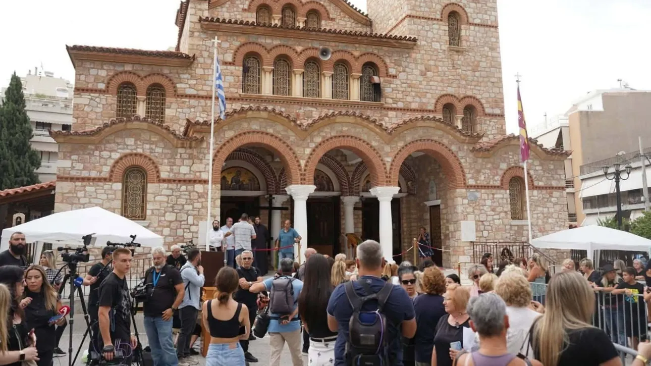 Γιώργος Μαζωνάκης: Από νωρίς στη Νίκαια ο κόσμος για να τον αποχαιρετήσει ΦΩΤΟ
