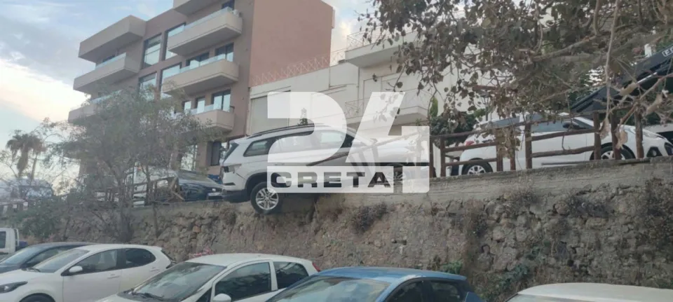 Χανιά: Τζιπ παρέσυρε σταθμευμένα αυτοκίνητα – Ένα «κρεμάστηκε» στο κενό ΦΩΤΟ