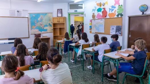 Παιδιά σε σχολική τάξη στην Πάτρα