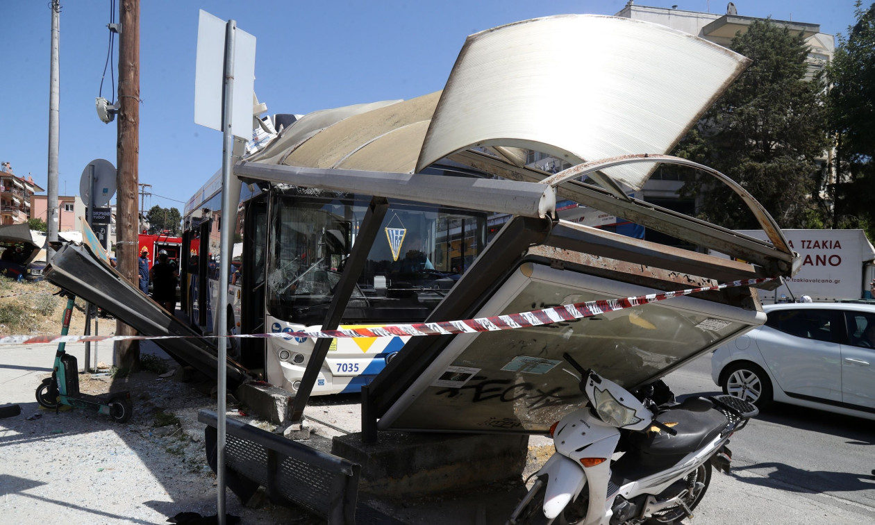 Θεσσαλονίκη: Στο νοσοκομείο 60χρονη μετά το ατύχημα με τα λεωφορεία ΦΩΤΟ - BINTEO