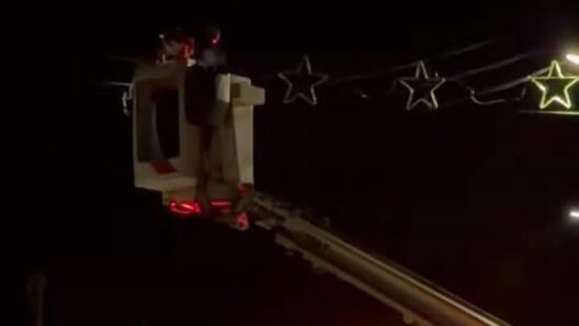 Πάτρα: Χριστουγεννιάτικος διάκοσμος από τον Σεπτέμβριο - Η εικόνα συνεργείων να τοποθετούν στολίδια ΒΙΝΤΕΟ 13 Πάτρα: Χριστουγεννιάτικος διάκοσμος από τον Σεπτέμβριο - Η εικόνα συνεργείων να τοποθετούν στολίδια ΒΙΝΤΕΟ