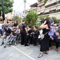 Γιώργος Μαζωνάκη σε εκδήλωση στη Νίκαια, με πλήθος ανθρώπων
